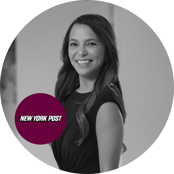 Photo en noir et blanc d’une femme souriante vêtue d’un haut sans manches aux cheveux longs. Un logo du New York Post est superposé.