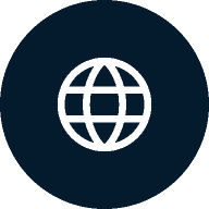 濃い青色の円形の背景の中央に白い地球儀アイコンが配置されています。