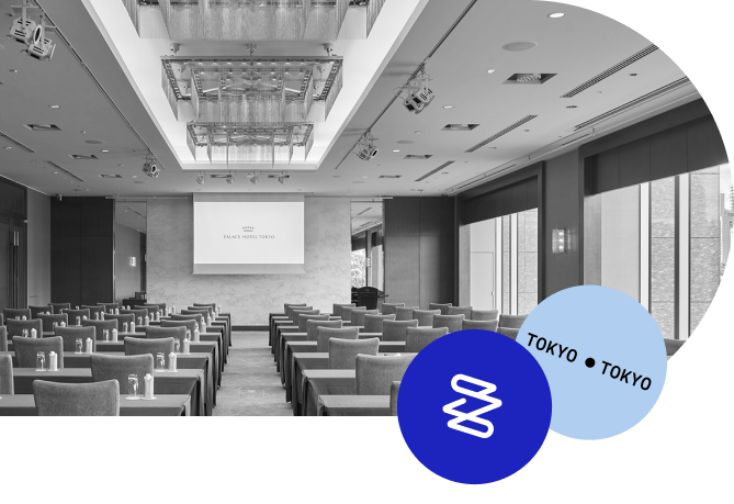 会議用に準備された、スクリーンに向かって椅子が並んだモダンな会議室。画像は白黒で、日本での Zuora の定期購読ユーザー イベントを彷彿とさせます。