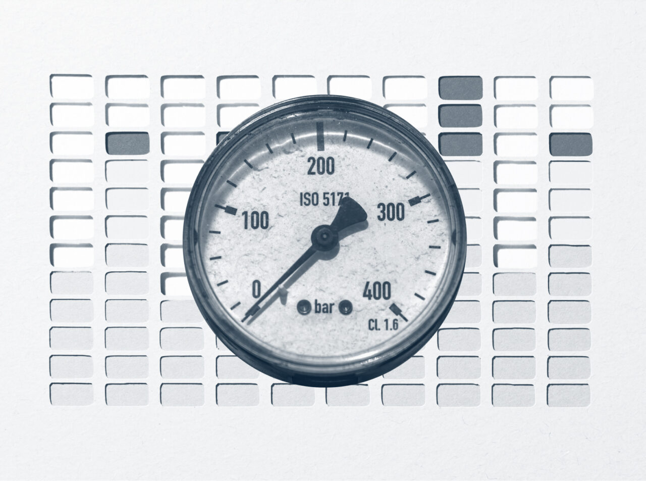 Close-up of a circular pressure gauge showing a range from 0 to 400 bar, positioned over a background with shaded rectangles.