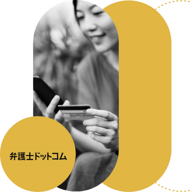 クレジット カードとスマートフォンを持っている人。黄色とグレーのデザイン オーバーレイで強化されています。左側には日本語のテキストが表示され、ユーザーに効率的に力を与えるように設計された収益化のプラットフォームを示唆しています。.
