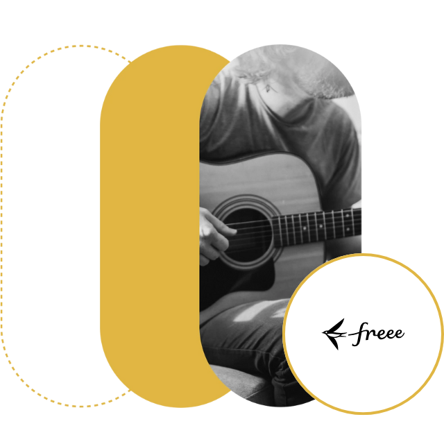 アコースティックギターをかき鳴らす人物が、黄色の形と「freee」という文字をあしらった円形のロゴで部分的に隠されており、革新のメロディーを暗示している。 Unseen Yet Present は創造性と調和してまだ見ぬ機会を形づくる現実化のプラットフォームです。.