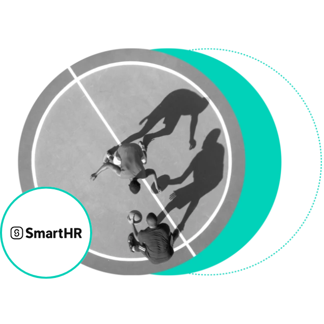バスケットボール コート上の 2 人、1 人がボールをドリブルしているところを上から見たところ。画像にはターコイズ色の円と隅に「SmartHR」と書かれたロゴが重ねられ、収益化のプラットフォームとしての役割をさりげなく強調しています。.